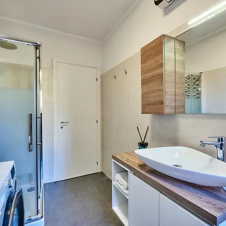 Lara's * فارينا